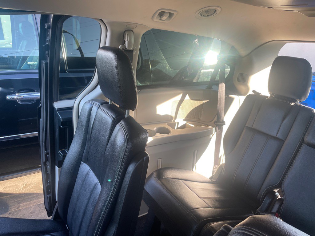 2016 Chrysler Town & Country Image 13