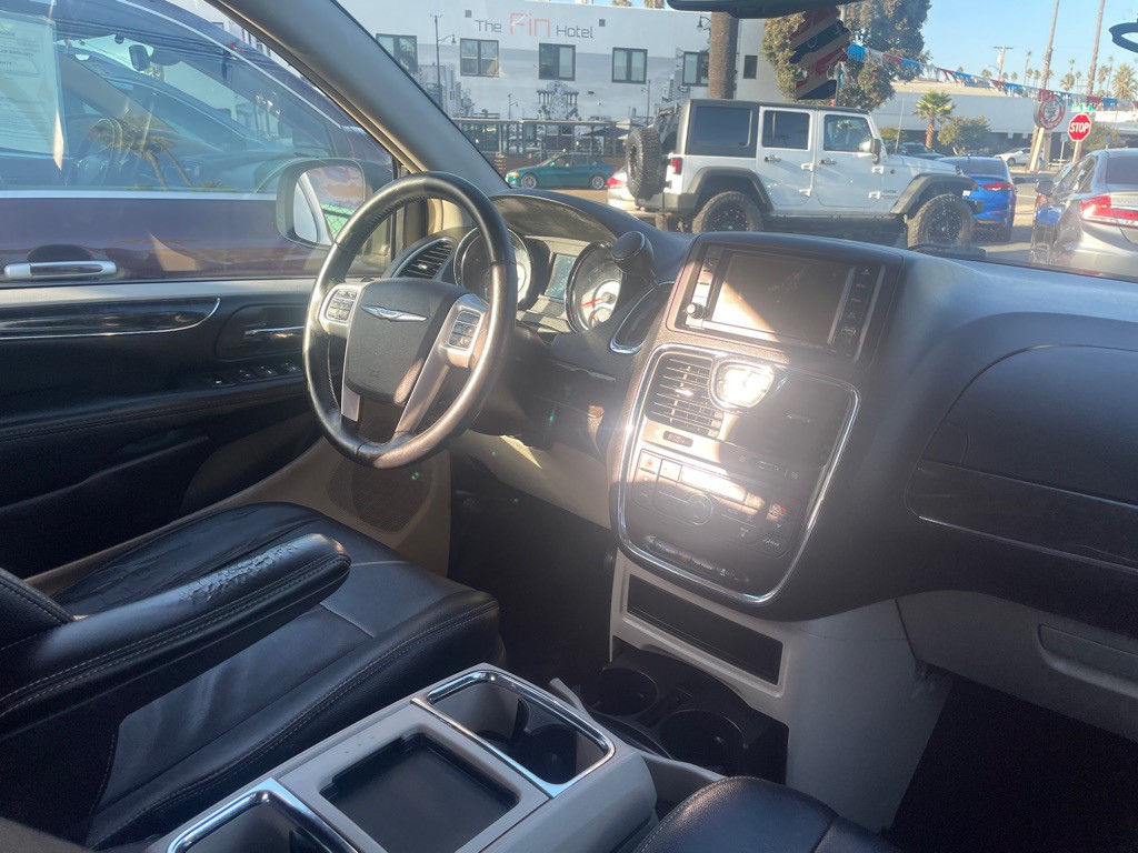 2016 Chrysler Town & Country Image 15