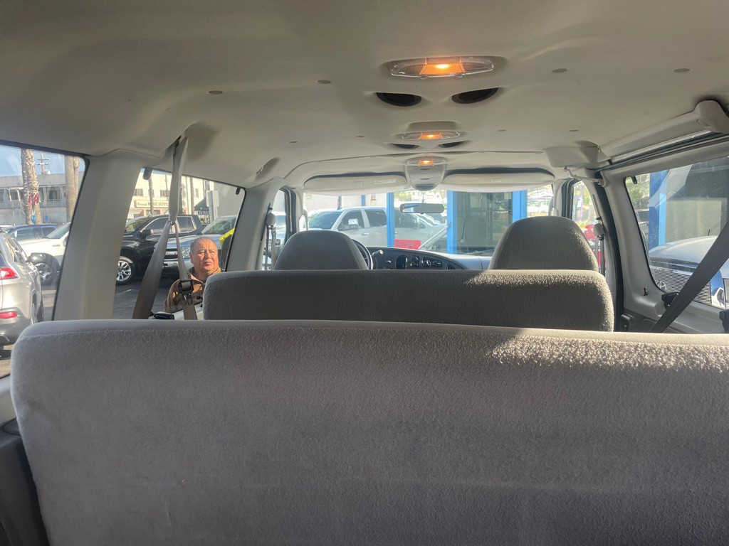 2005 Ford Econoline Image 3