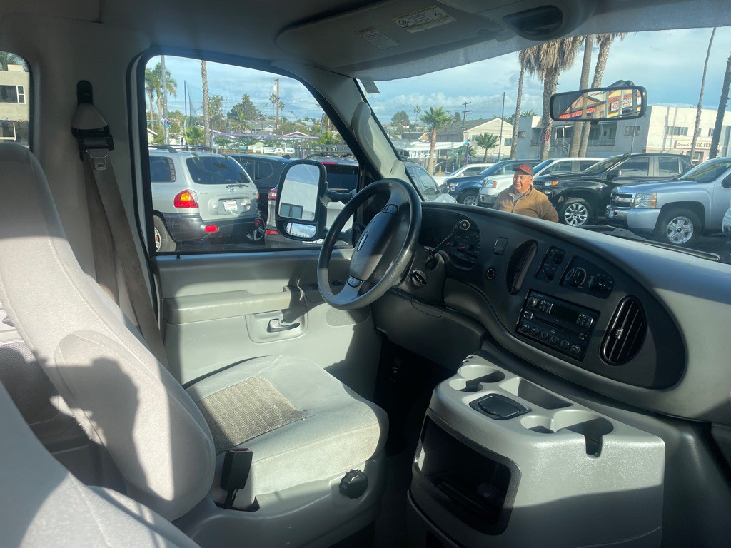 2005 Ford Econoline Image 4