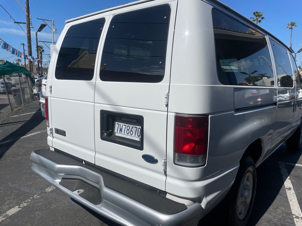 2005 Ford Econoline Image 17
