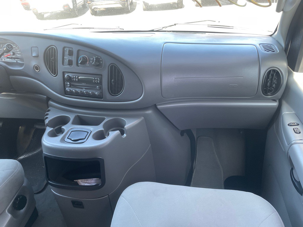 2005 Ford Econoline Image 25