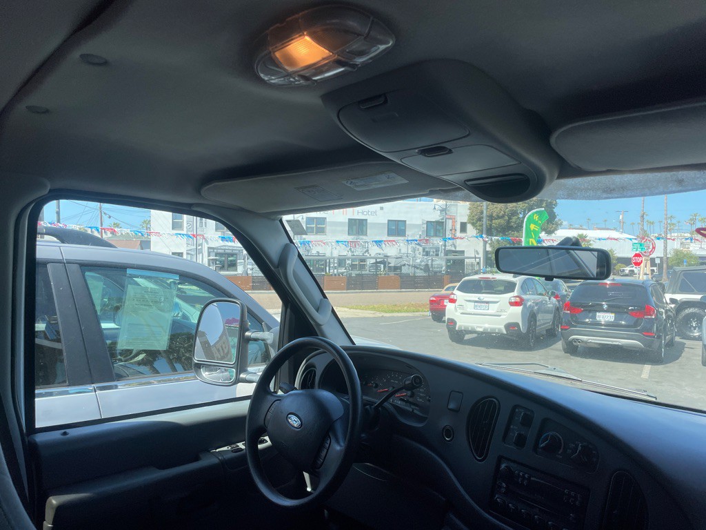 2005 Ford Econoline Image 26