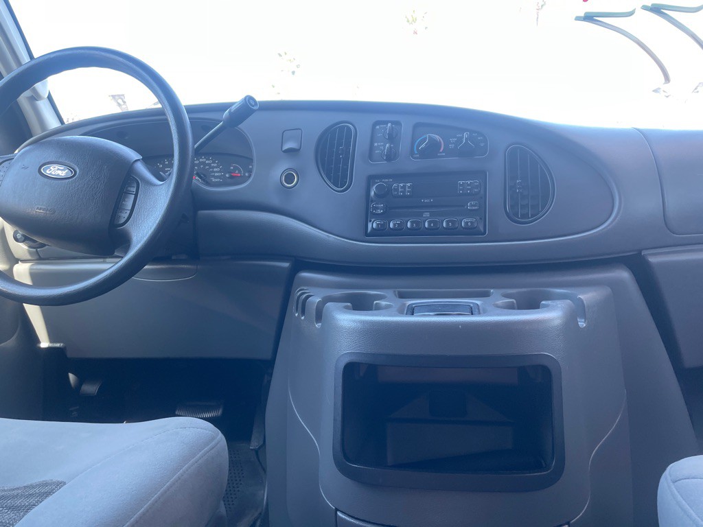 2005 Ford Econoline Image 27