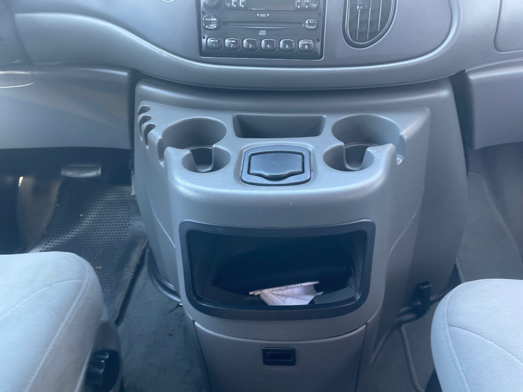 2005 Ford Econoline Image 30
