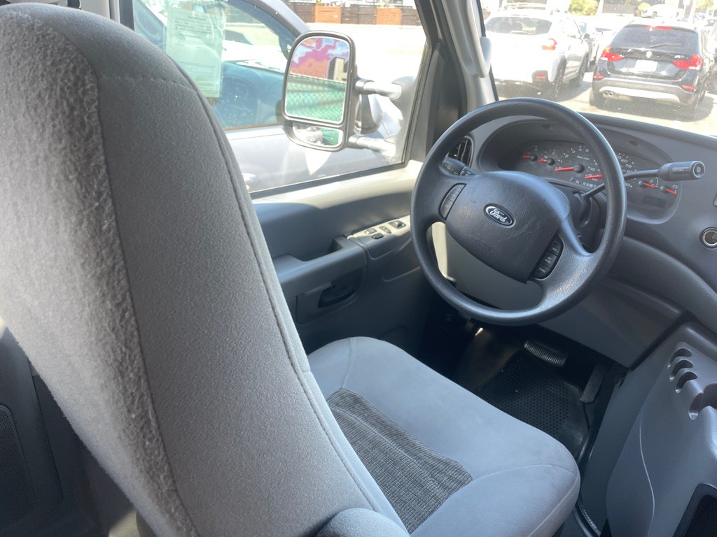 2005 Ford Econoline Image 31
