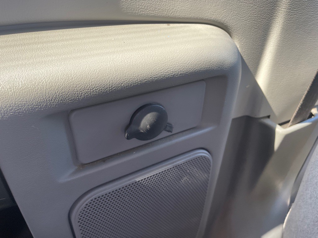 2005 Ford Econoline Image 33