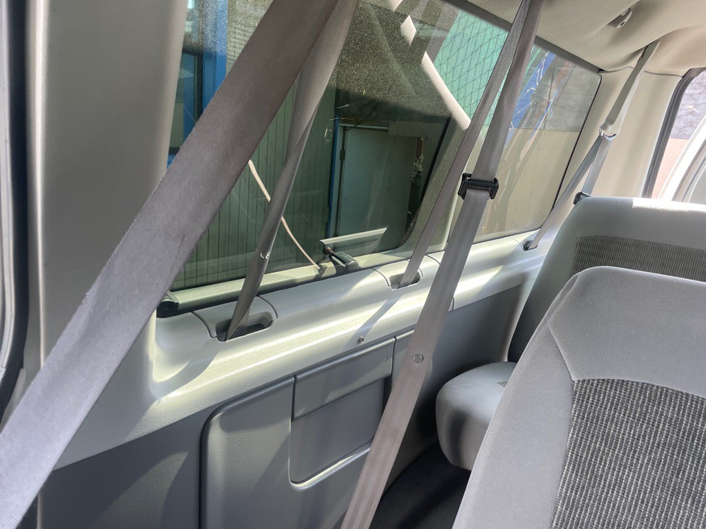 2005 Ford Econoline Image 37