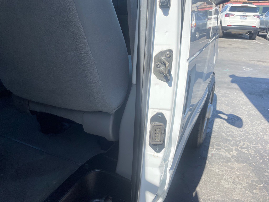 2005 Ford Econoline Image 39
