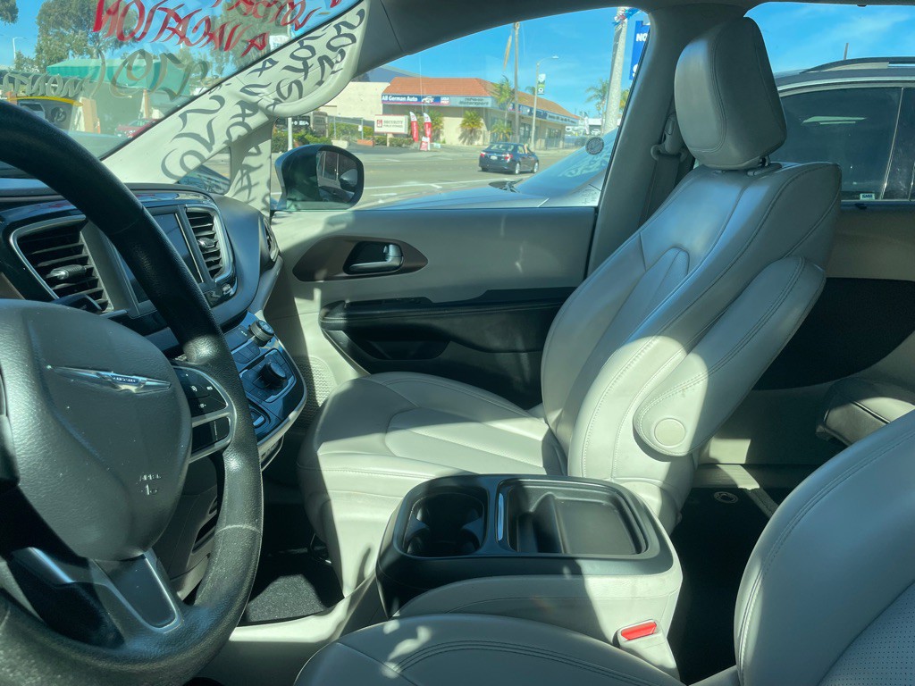 2021 Chrysler Voyager Image 3