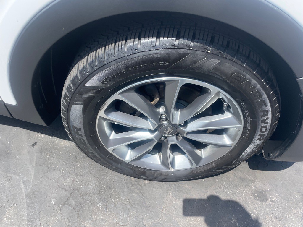 2017 Hyundai Santa Fe Image 2