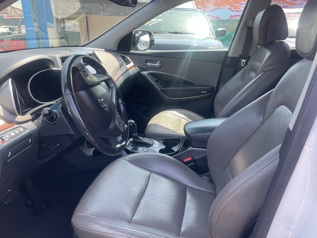 2017 Hyundai Santa Fe Image 12
