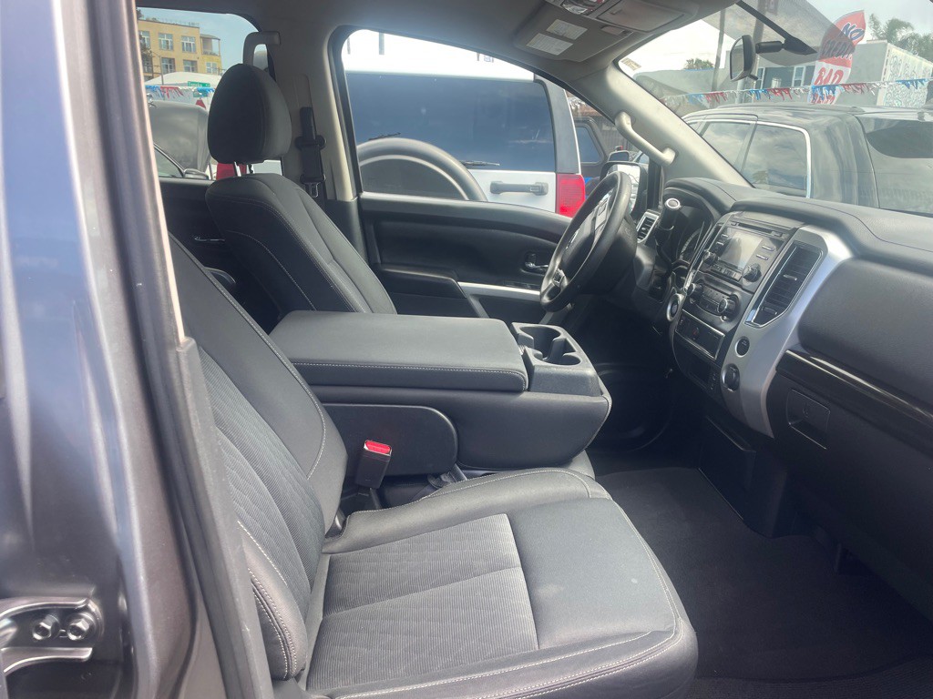2017 Nissan Titan Image 6