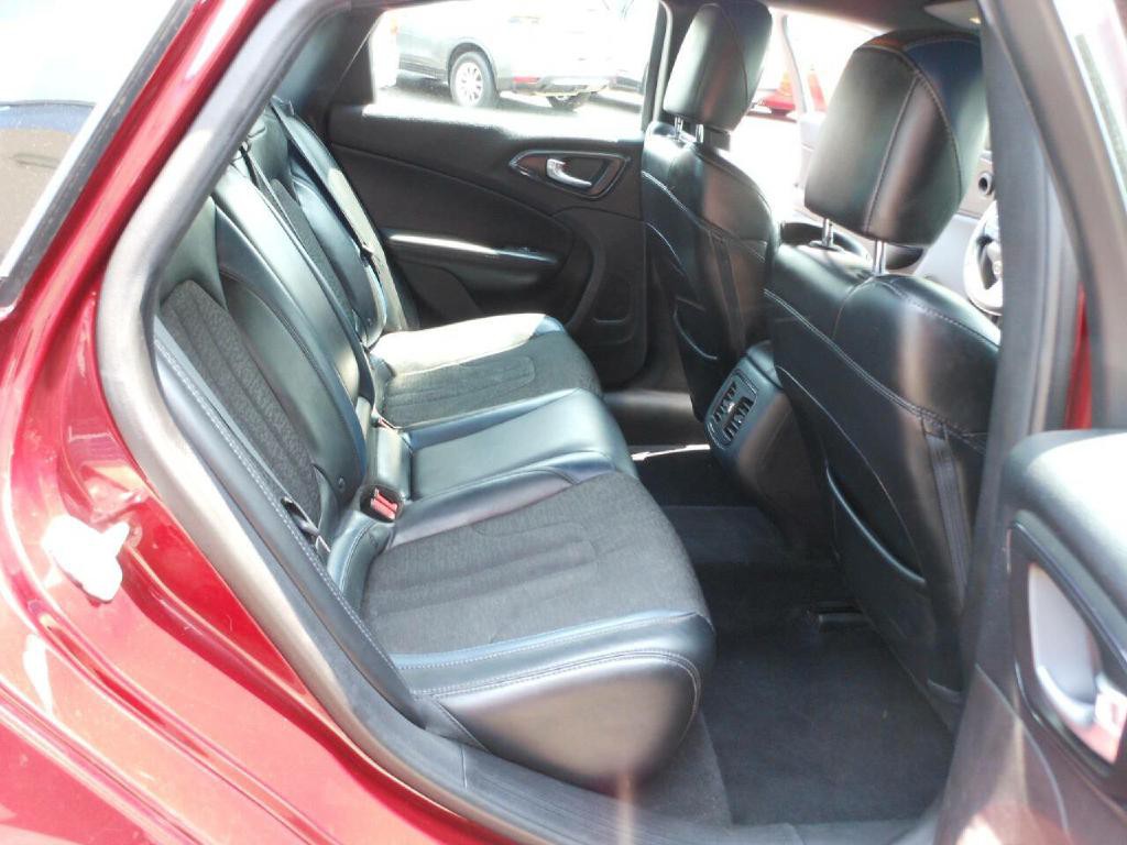 2015 Chrysler 200 Image 13