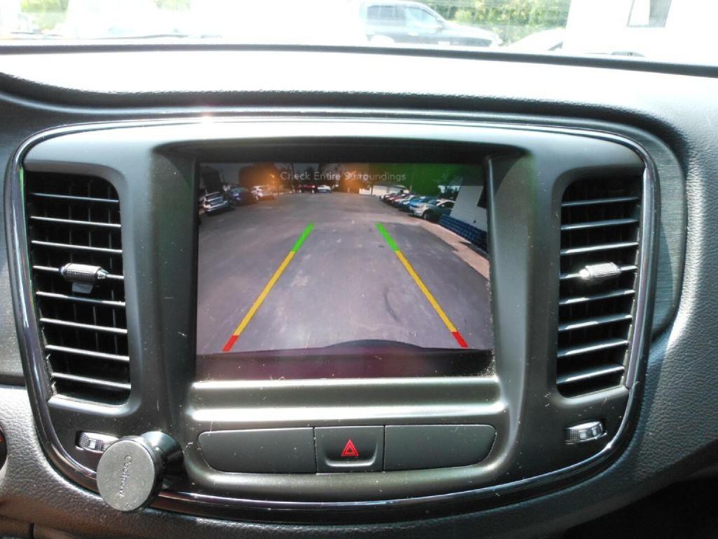 2015 Chrysler 200 Image 17