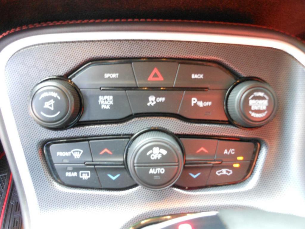 2015 Dodge Challenger Image 21