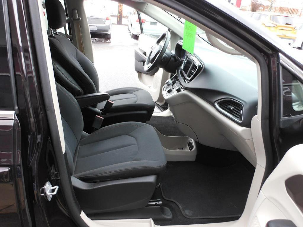 2018 Chrysler Pacifica Image 12