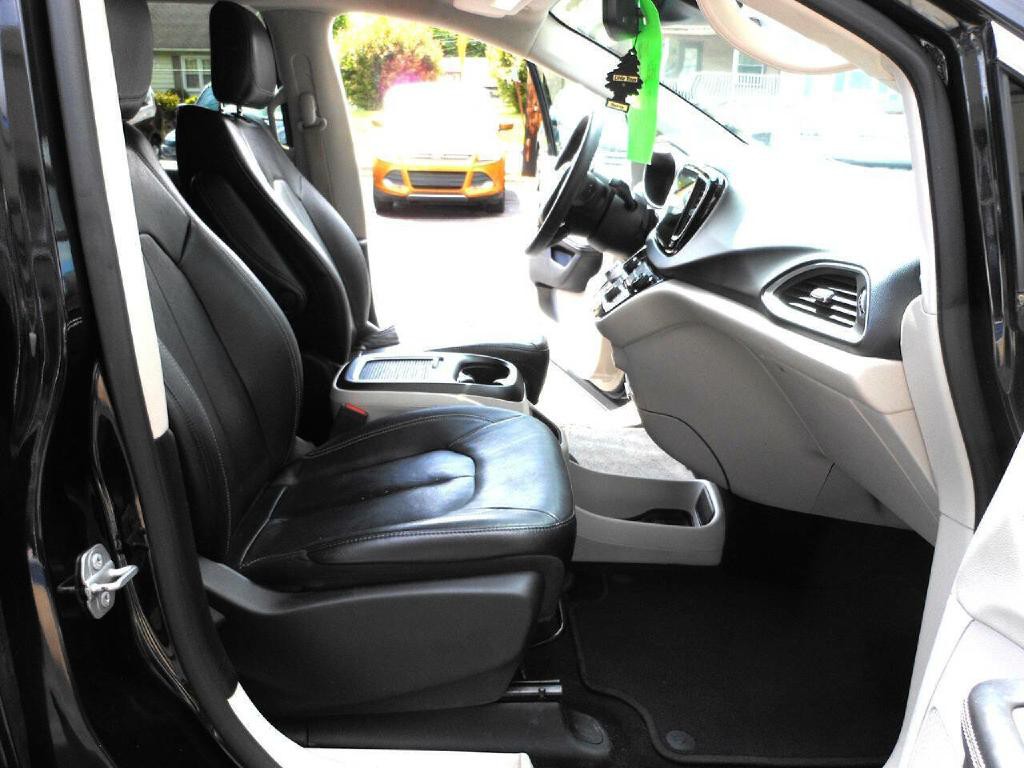 2022 Chrysler Pacifica Image 12