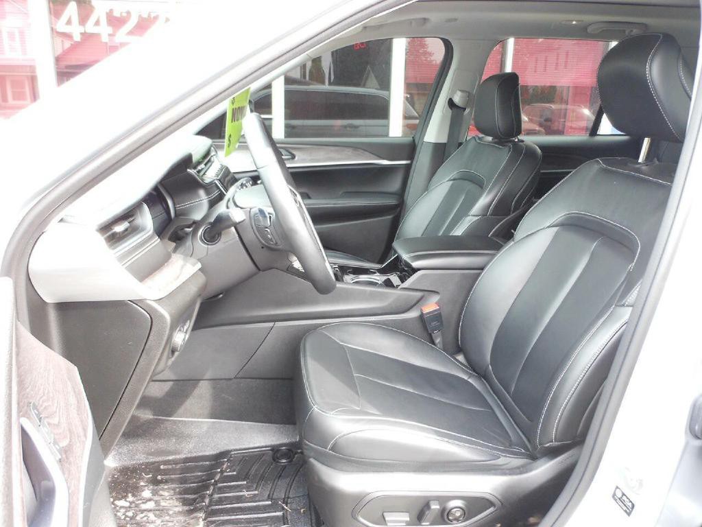 2022 Jeep Grand Cherokee Image 11