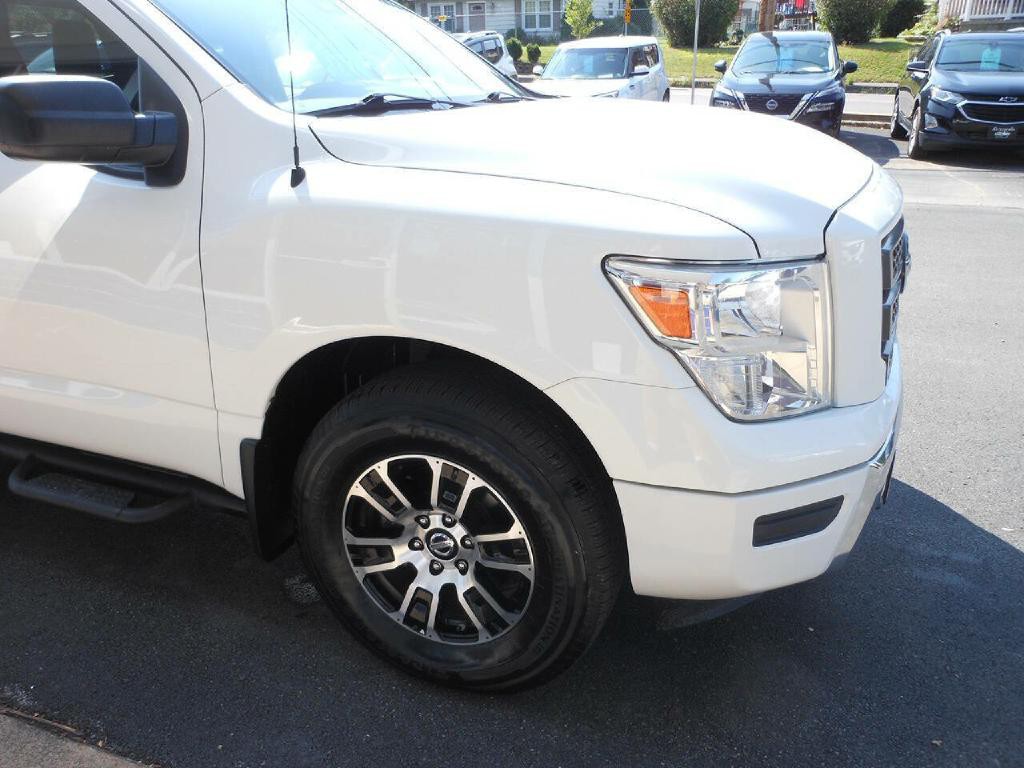 2021 Nissan Titan Image 2