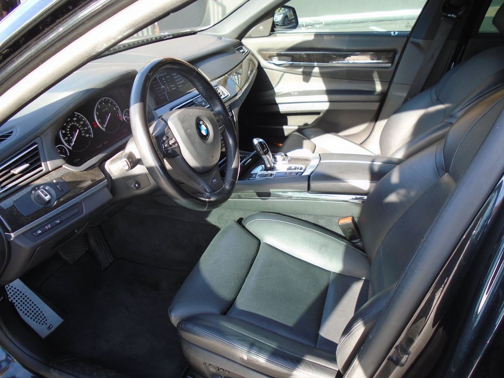 2012 BMW 7 Series Image 9
