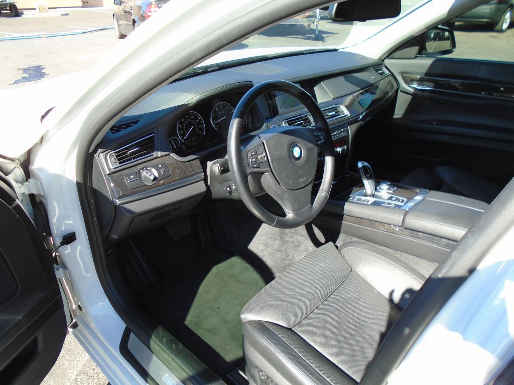 2011 BMW 7 Series Image 6