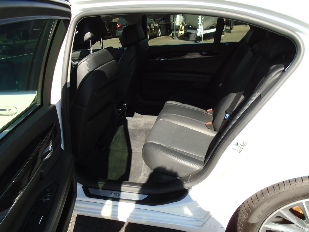 2011 BMW 7 Series Image 10