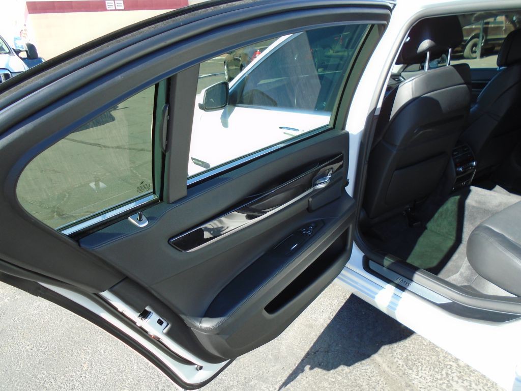 2011 BMW 7 Series Image 11