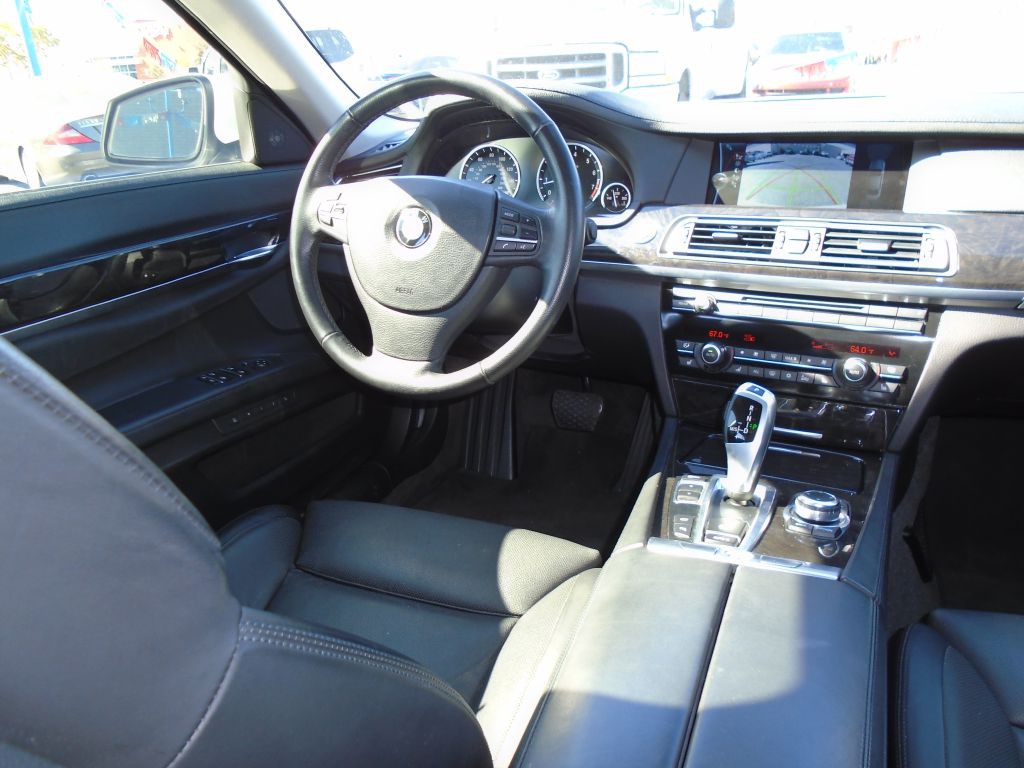 2011 BMW 7 Series Image 16