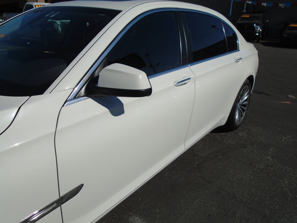 2011 BMW 7 Series Image 18