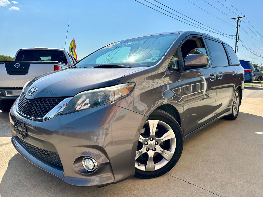 2011 Toyota Sienna Image 2