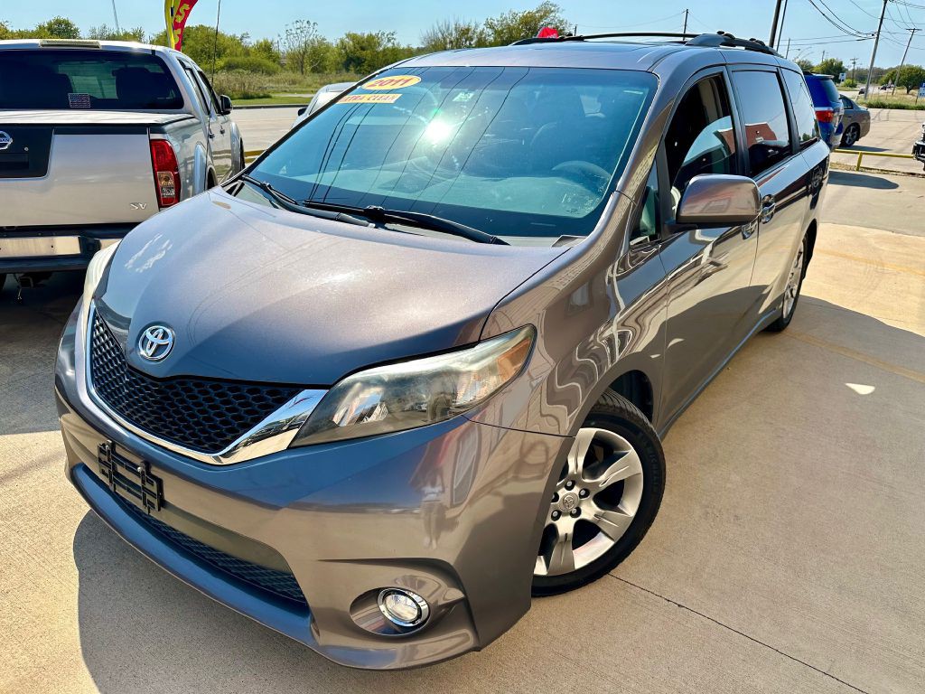 2011 Toyota Sienna Image 3