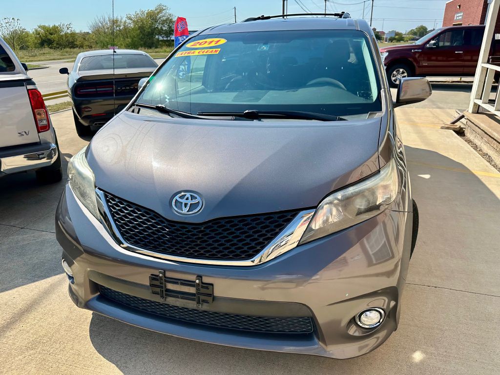 2011 Toyota Sienna Image 4