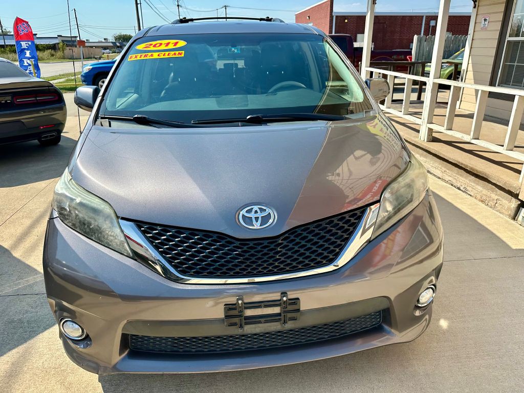 2011 Toyota Sienna Image 5