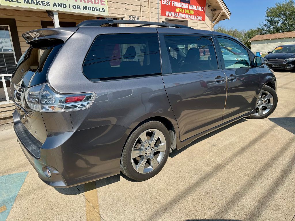 2011 Toyota Sienna Image 8