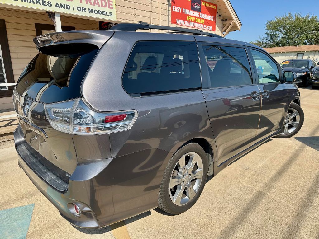 2011 Toyota Sienna Image 9
