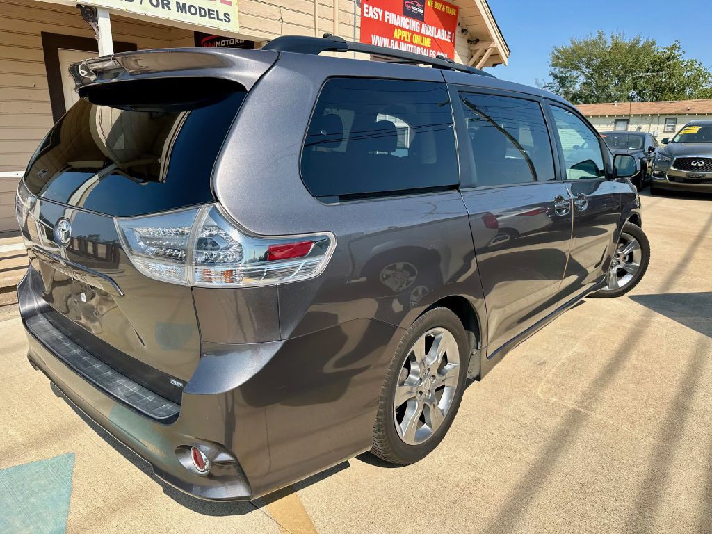 2011 Toyota Sienna Image 10