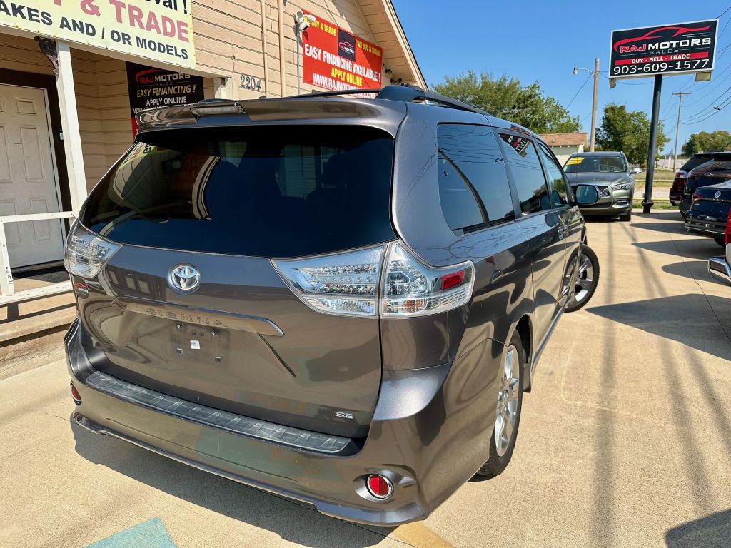2011 Toyota Sienna Image 11
