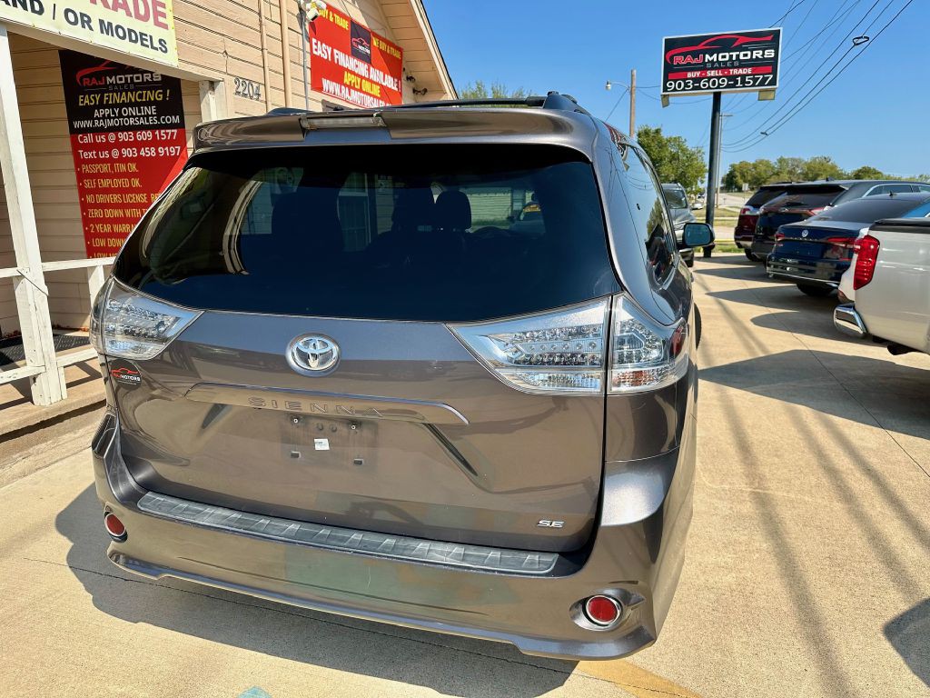2011 Toyota Sienna Image 12