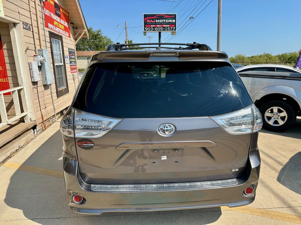 2011 Toyota Sienna Image 14