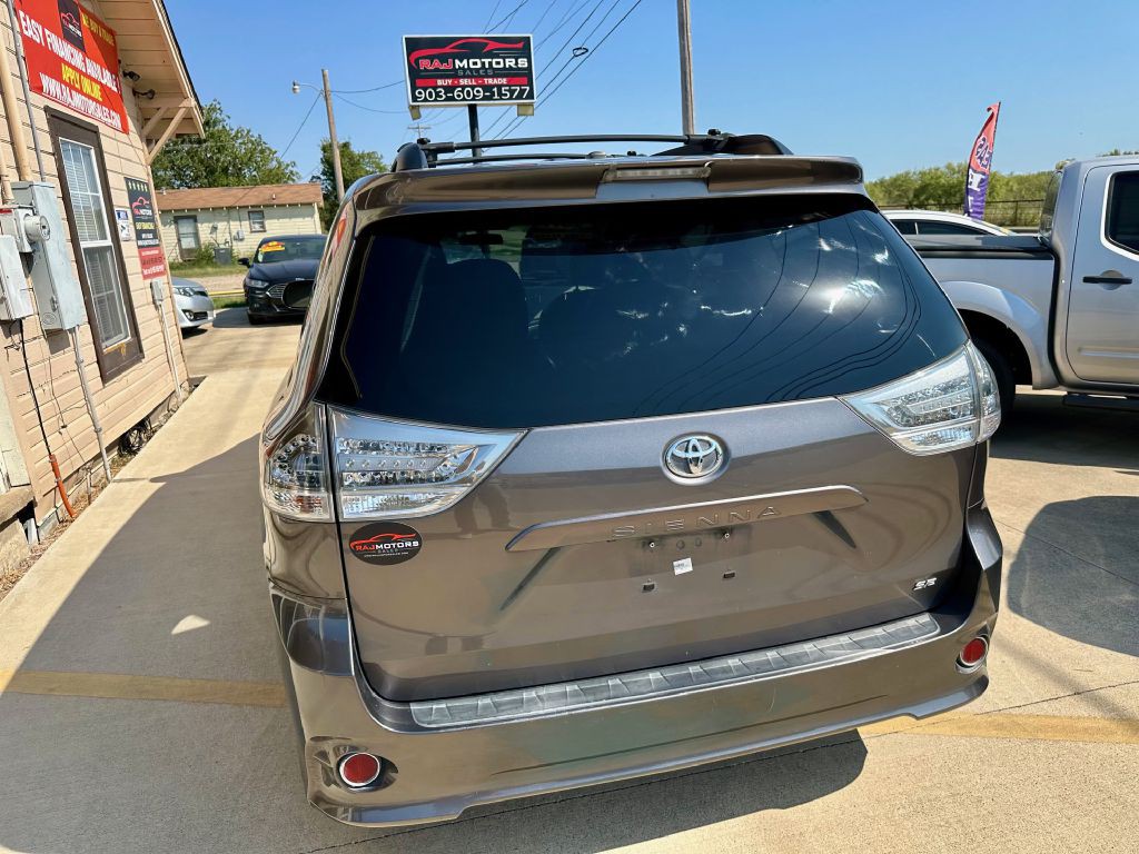 2011 Toyota Sienna Image 15