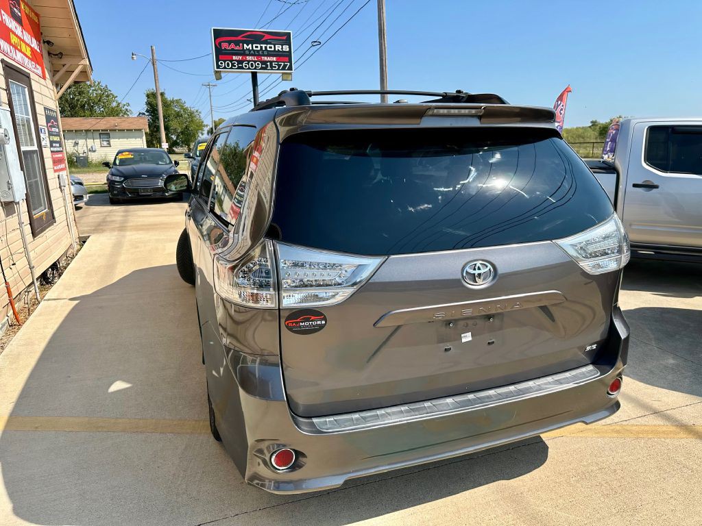 2011 Toyota Sienna Image 16