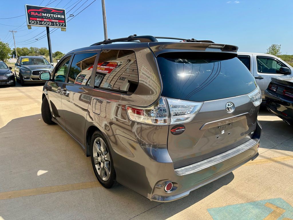 2011 Toyota Sienna Image 17