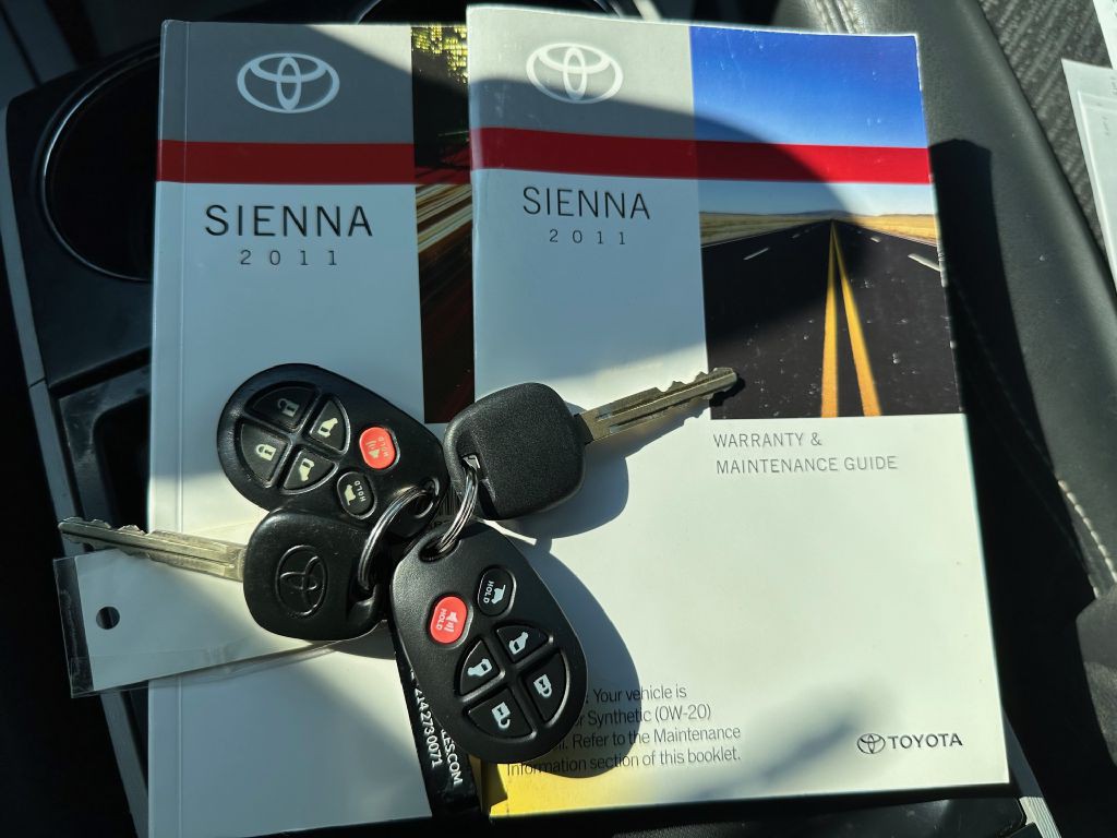 2011 Toyota Sienna Image 19