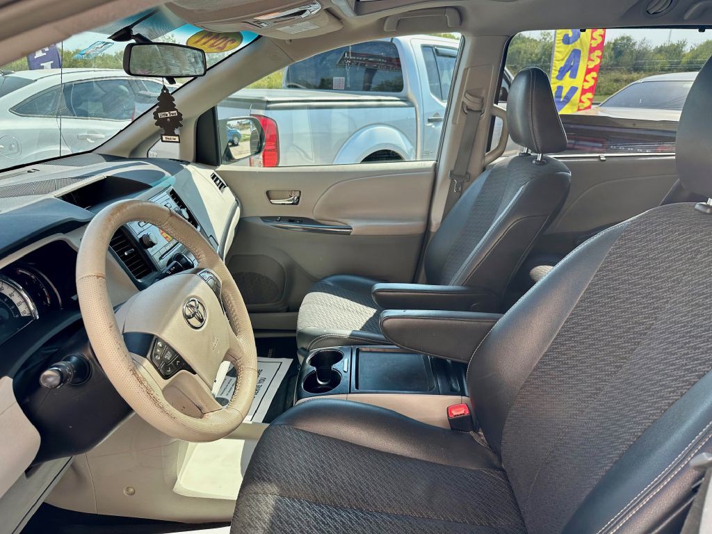 2011 Toyota Sienna Image 20