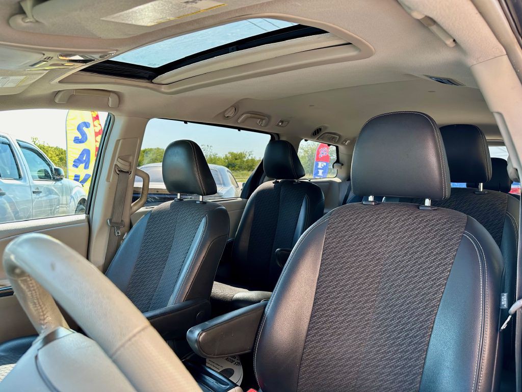 2011 Toyota Sienna Image 21