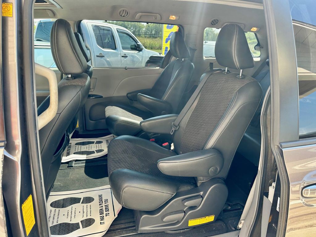 2011 Toyota Sienna Image 22