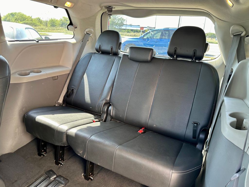 2011 Toyota Sienna Image 23