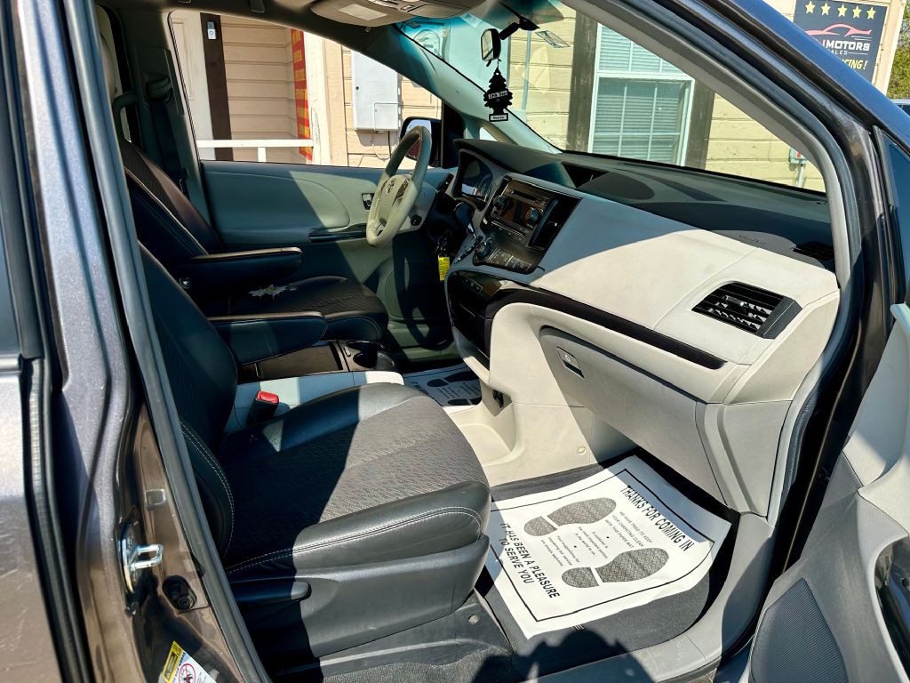 2011 Toyota Sienna Image 24