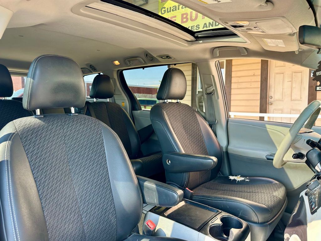 2011 Toyota Sienna Image 25